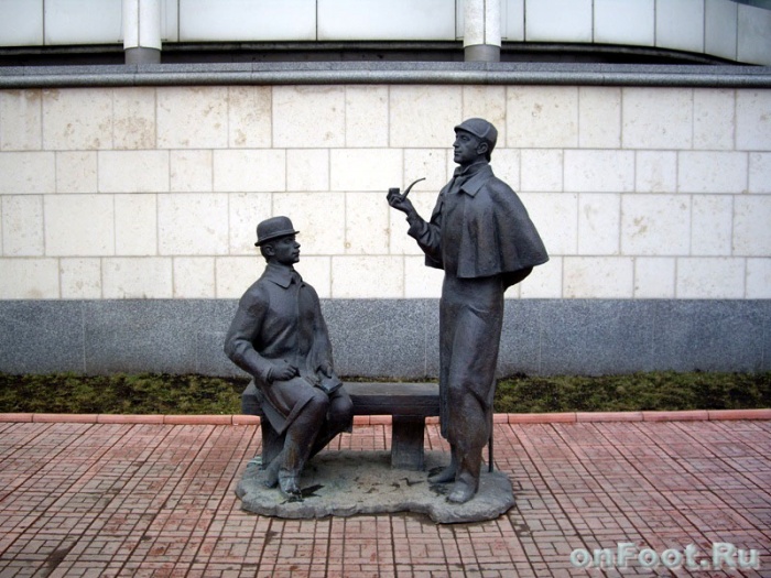 Памятник Шерлоку Холмсу и доктору Ватсону.jpg