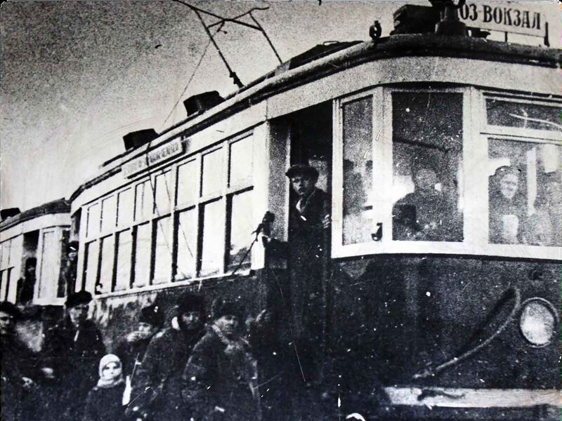 Файл:Первый трамвайный вагон Сталинск 1933.jpg