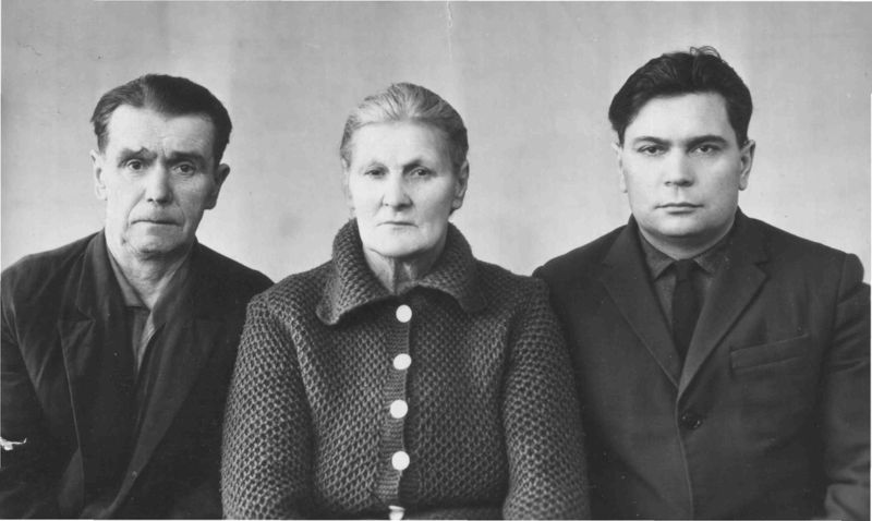 Файл:1969 год. Кожемякин В.А. с родителями.jpg