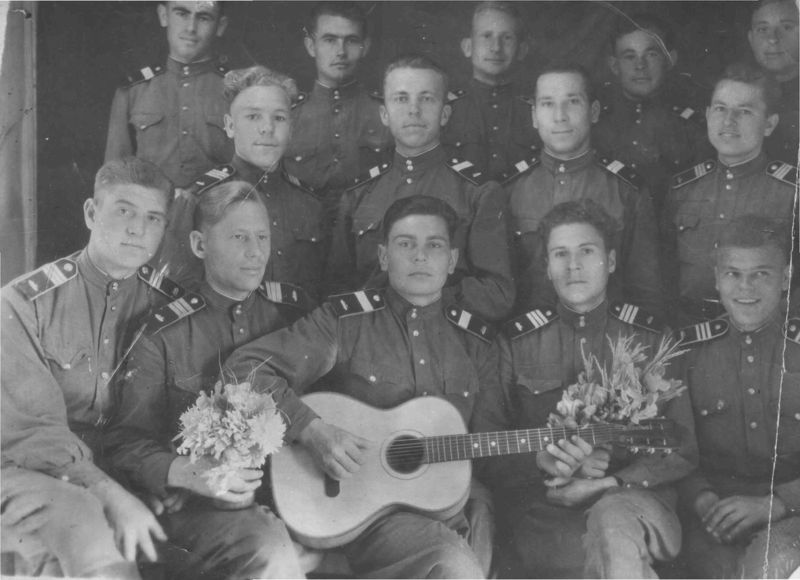 Файл:1951, август. Кожемякин с гитарой.jpg