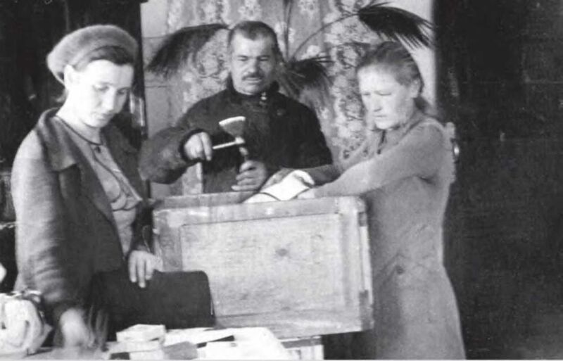 Файл:Активистка Гайиаиова (справа) готовит посылку бойцам. Фото 1942 г..jpg