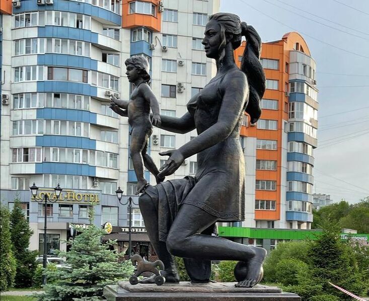 Файл:Скульптура Материнство Новокузнецк.jpg