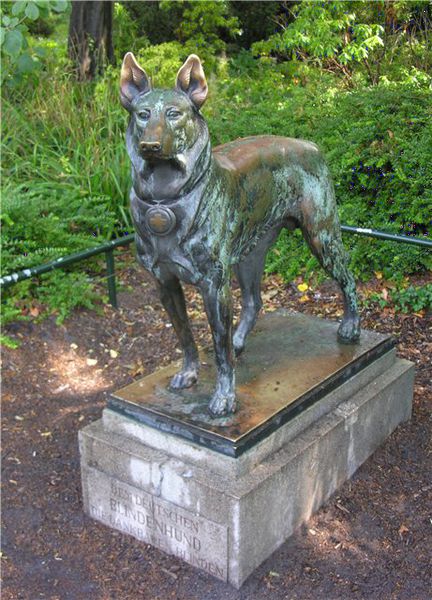 Файл:Памятник собаке-поводырю Берлин.jpg