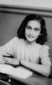 Anne Frank lacht naar de schoolfotograaf.jpeg