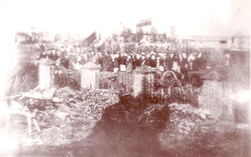Файл:Митинг в честь закладки церкви в 1900г.jpg