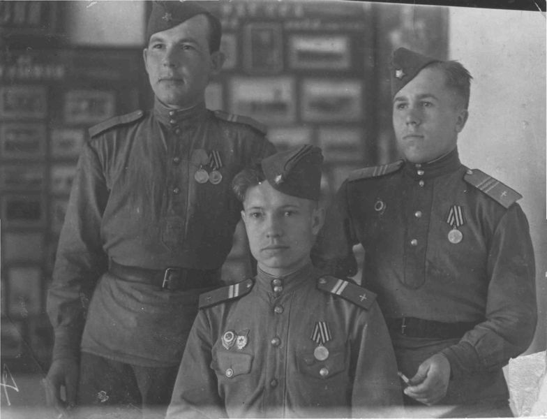 Файл:1943 г. Крайний слева - Овчаров И.П..jpg