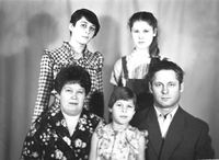 Дружная семья: сидят Альбина, Елена, Александр Стоят слева направо: Наталья, Галина