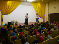 Анна Игнатова и Юлия Симбирская выступают перед калининградскими детьми