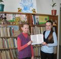 2013 г. Фадеева Таня и Зыкунова Таня в библиотеке .JPG