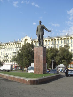 Новокузнецк. Памятник Маяковскому.JPG